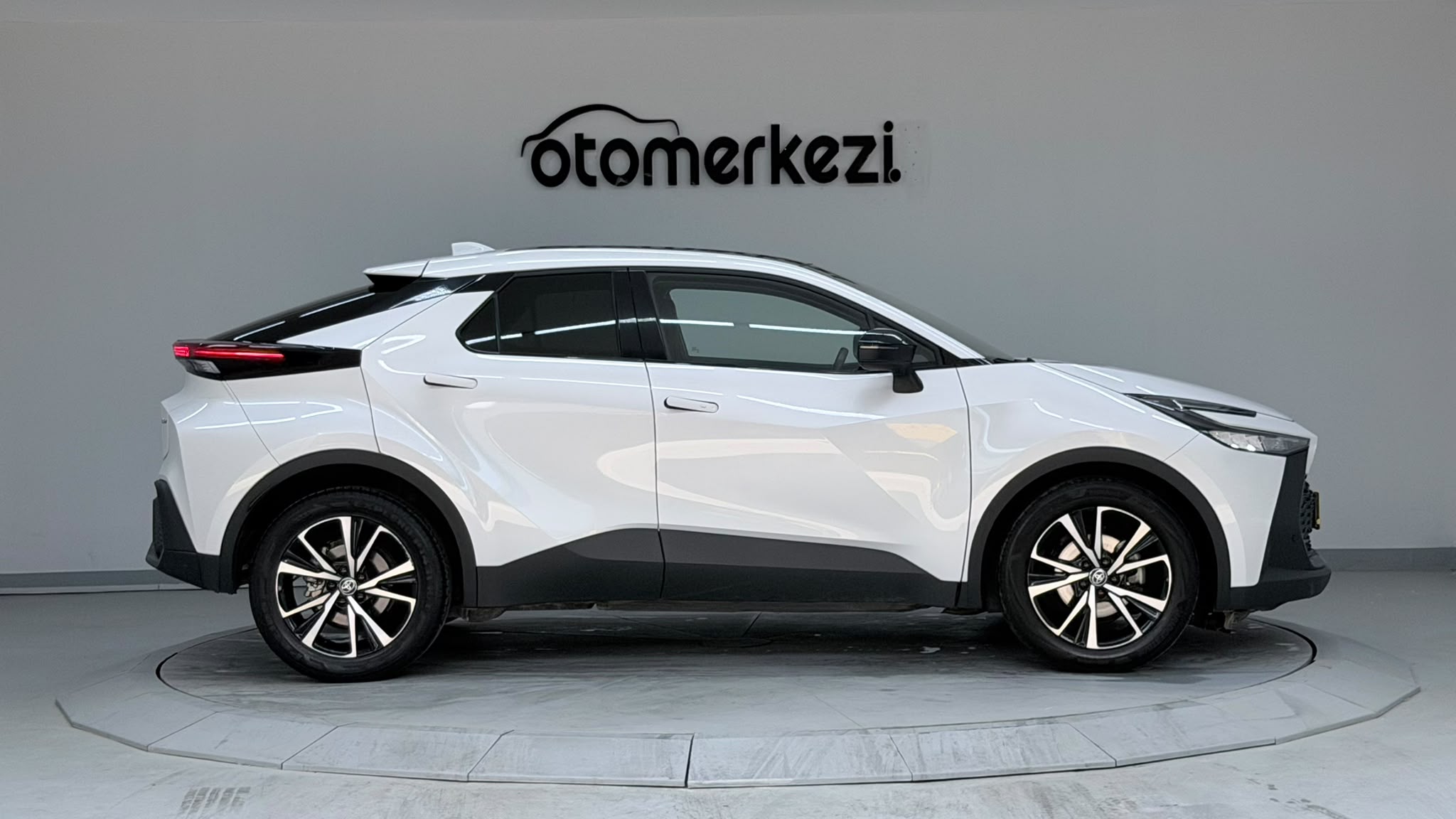 TOYOTA C-HR 8